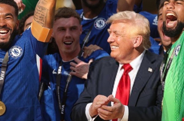 Cole Palmer bối rối khi Donald Trump xuất hiện trên bục nhận giải