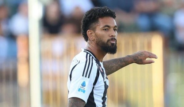 Douglas Luiz không đến hội quân, đàm phán rời Juventus đình trệ