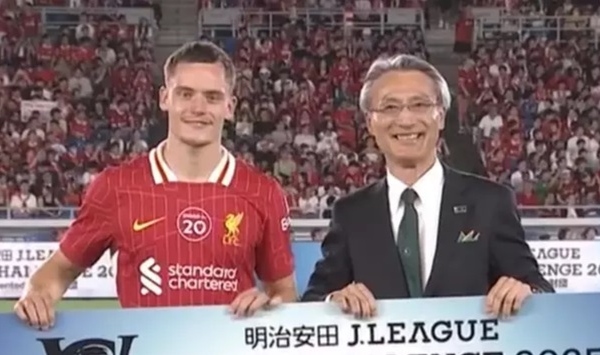 Florian Wirtz nhận món quà "bất thường" sau khi ghi bàn trong trận Liverpool - Yokohama