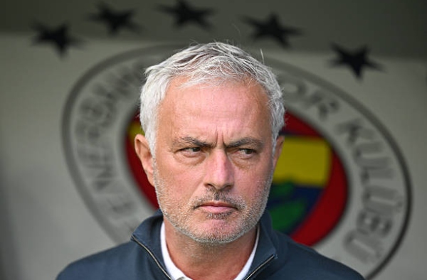 Giải bài toán hàng công, MU lẽ ra nên đi trước Mourinho một bước