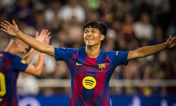 Hai sao trẻ lò La Masia xúc động trong ngày ra mắt đội một Barca