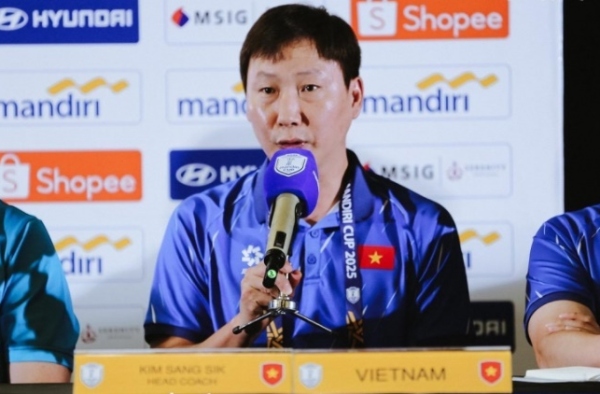 HLV Kim Sang Sik thận trọng dù U23 Việt Nam thắng đậm Lào