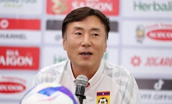 HLV Lào dành lời khen cho Viktor Lê