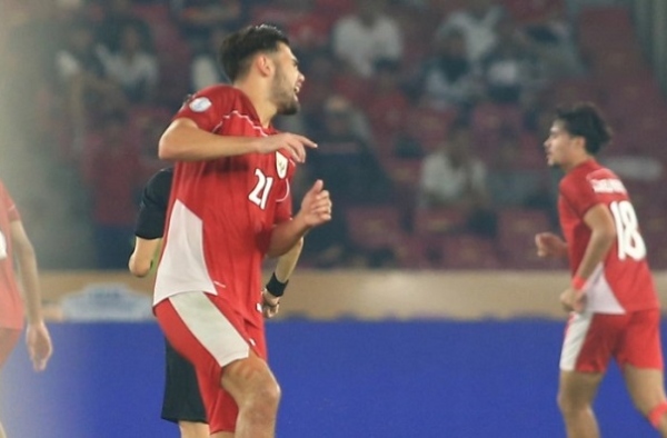 Jens Raven nhảy lò cò phòng ngự: Tinh thần thép của U23 Indonesia