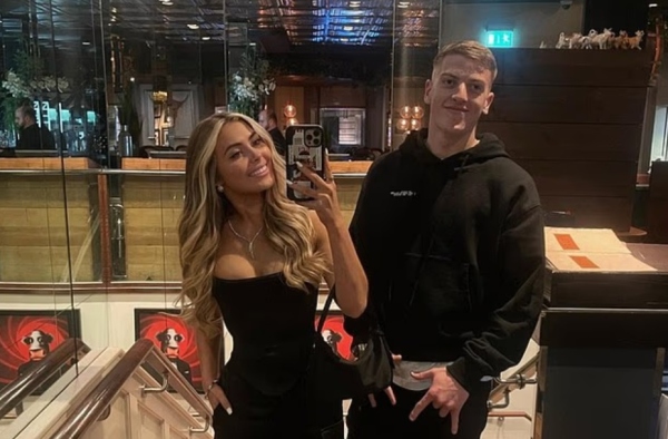 Liam Delap bị bạn gái chia tay vì ngoại tình