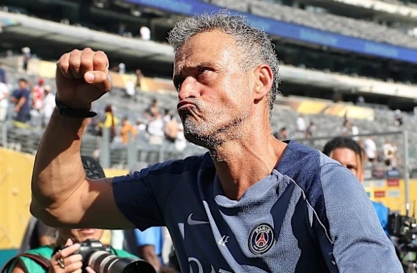 Luis Enrique: "Điện thoại tôi đầy tin nhắn chúc mừng từ người hâm mộ Barca"
