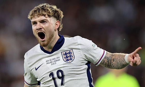 Newcastle quan tâm, Liverpool ra giá bán Harvey Elliott