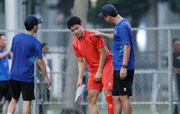 Nguyễn Đình Bắc bị đau nhẹ, khả năng ra sân bỏ ngỏ