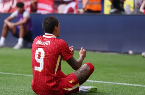 Nunez tưởng nhớ Jota bằng pha ăn mừng cảm xúc ở trận thắng của Liverpool