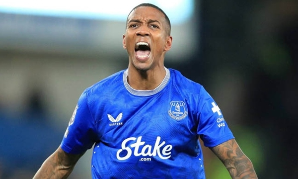 Ở tuổi 40, Ashley Young vẫn 'đắt hàng'