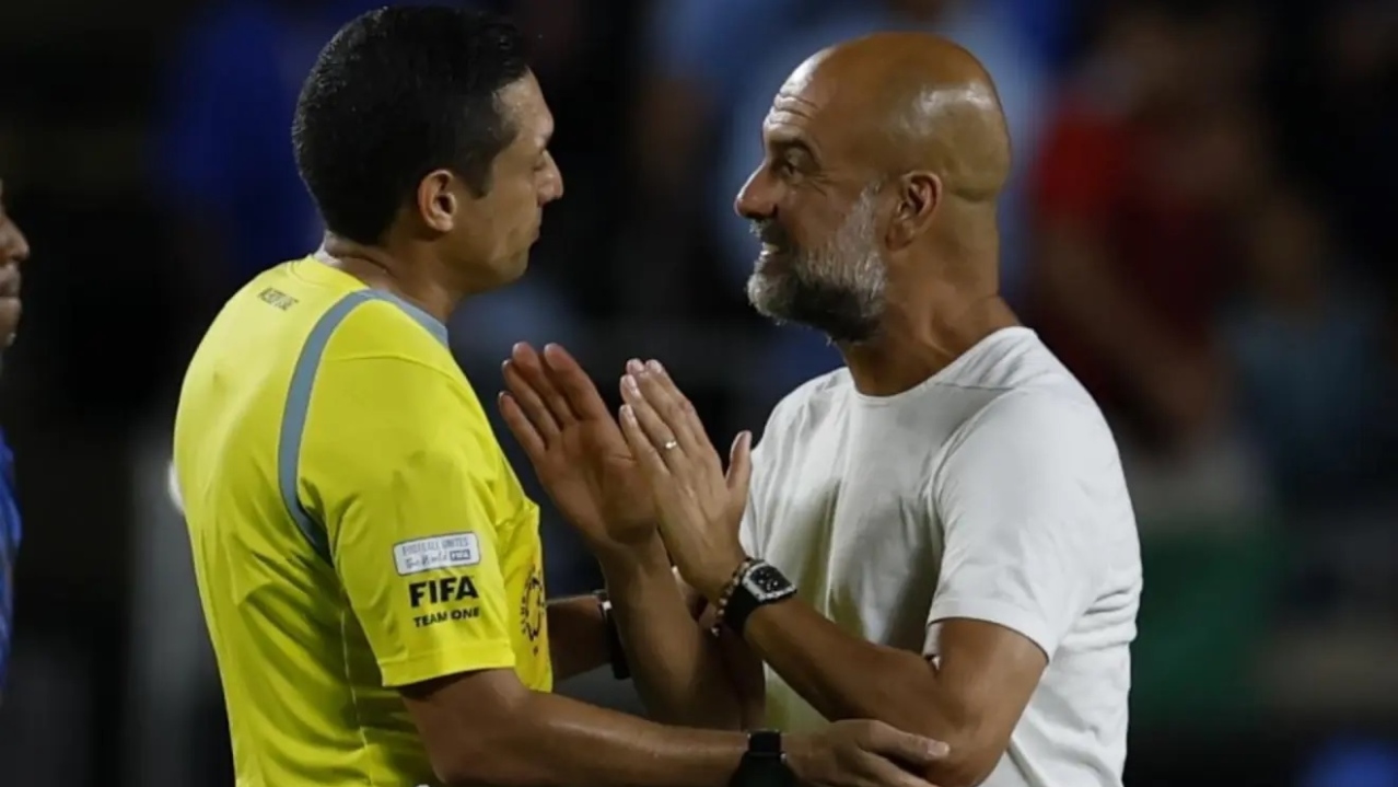 Pep nổi đóa, chạy như bay hét vào mặt trọng tài trận Man City - Al Hilal