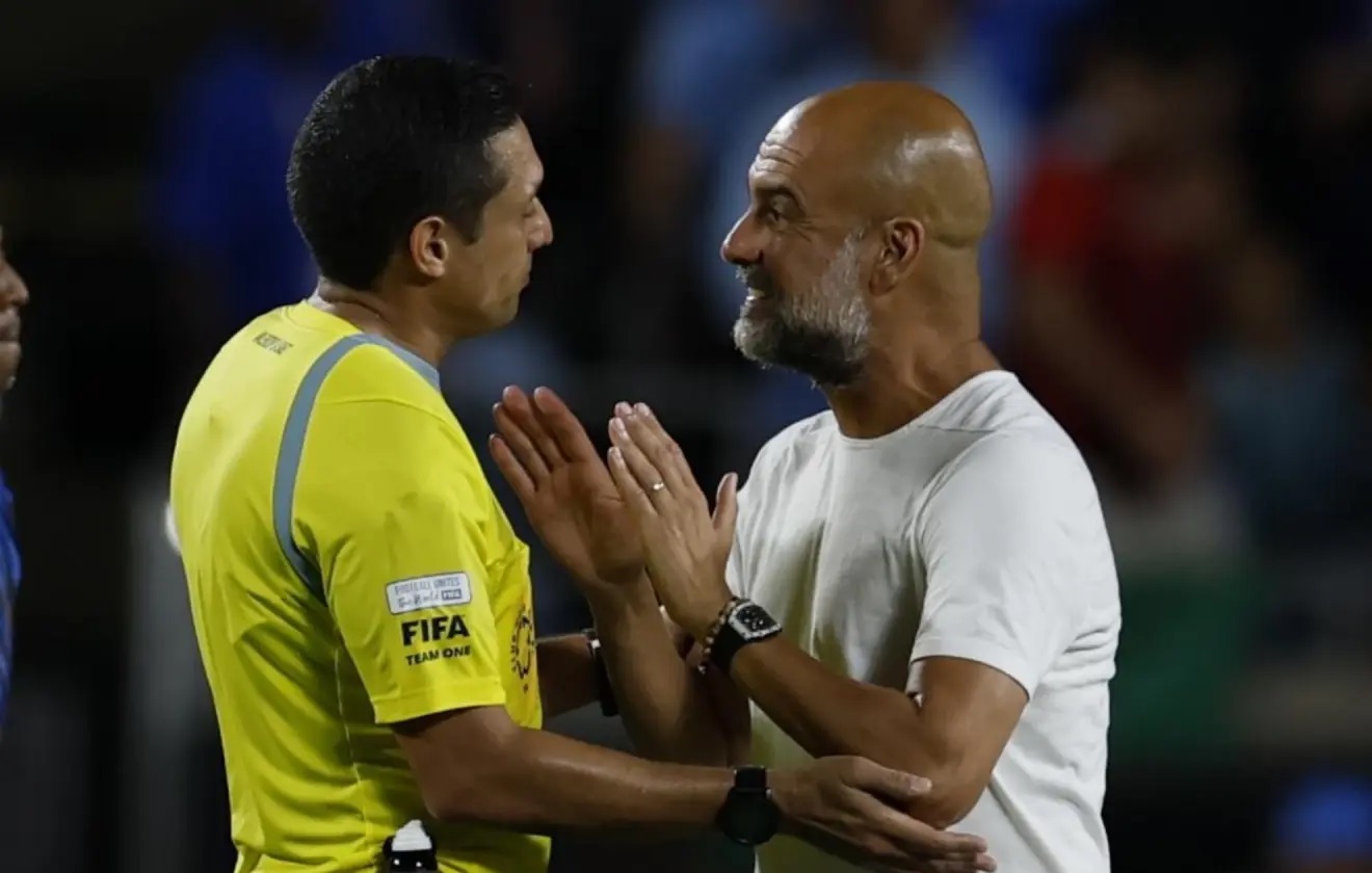 Pep nổi đóa, chạy như bay hét vào mặt trọng tài trận Man City - Al Hilal
