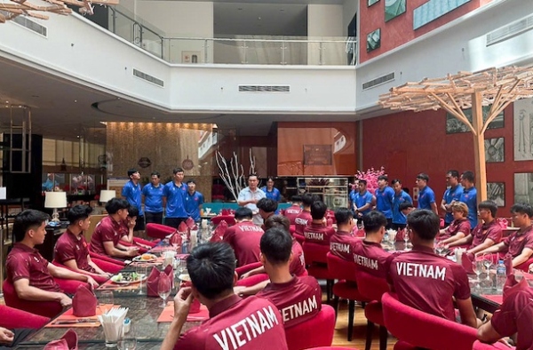 Phó Chủ tịch VFF động viên U22 Việt Nam trước giờ sang Indonesia