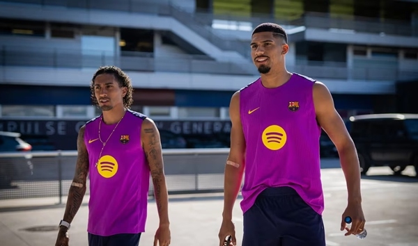 Ronald Araujo ở lại Barcelona, tuyên bố sẵn sàng cống hiến cho Hansi Flick