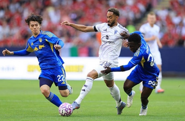 Trình làng tân binh, MU hòa đáng tiếc với Leeds