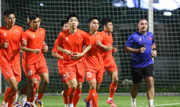 U23 Việt Nam tập buổi đầu tại Jakarta trước trận gặp Lào