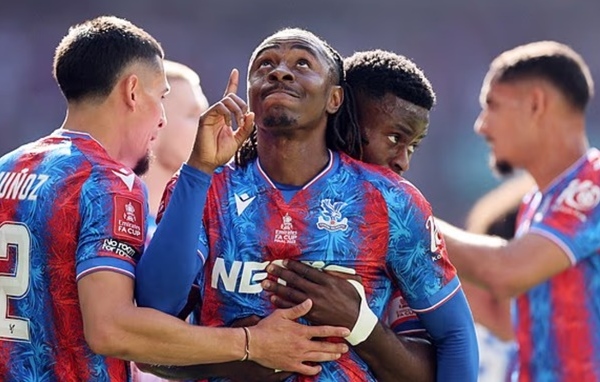 UEFA hoãn phán quyết vé dự Europa League của Palace