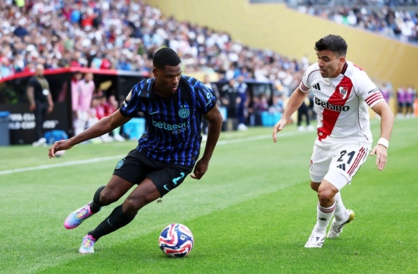 Vì sao Barcelona không xúc tiến thương vụ chiêu mộ Denzel Dumfries?
