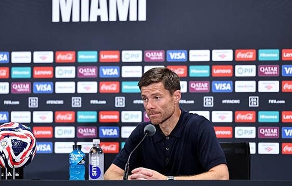 Xabi Alonso né câu hỏi về "cuộc chiến" giữa Garcia và Mbappe